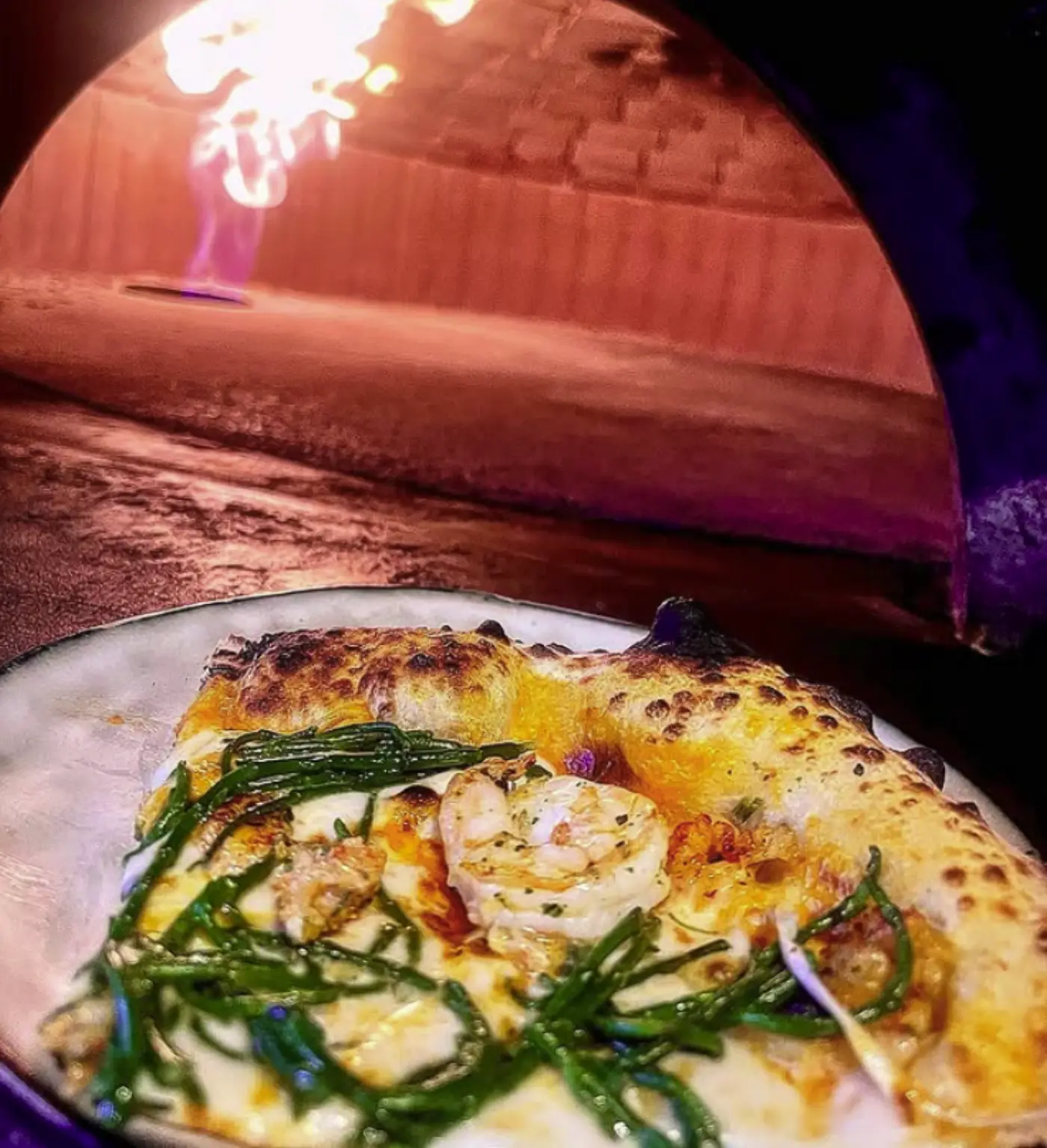 Pizza mit Gambas und Queller direkt aus dem Holzofen