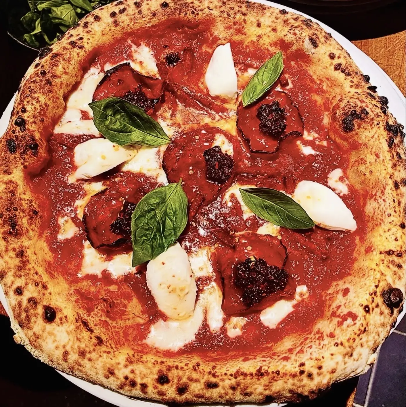 Pizza Rossa mit Büffelmozzarella und Basilikum